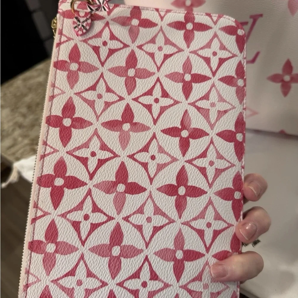 Louis Vuitton Pink and White Monogram by the pool neverfull - Picture 13 of 14